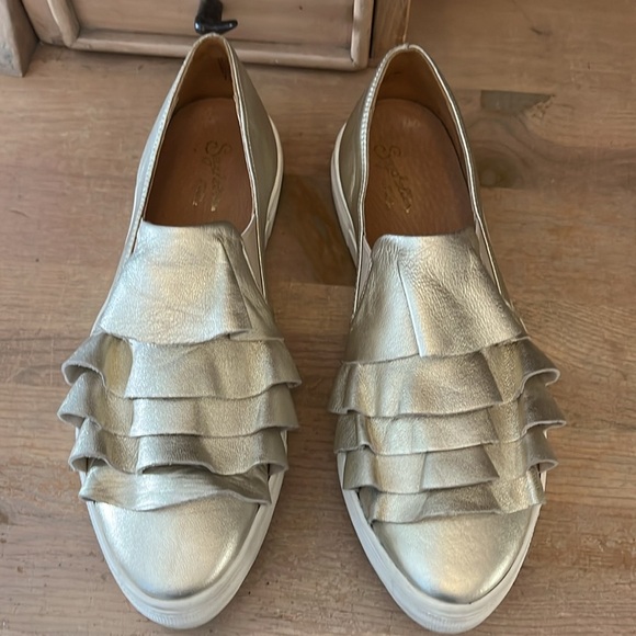 Seychelles Quake Gold Ruffle Platform Sneakers Slip-On Size 7.5 Metallic - Picture 2 of 10